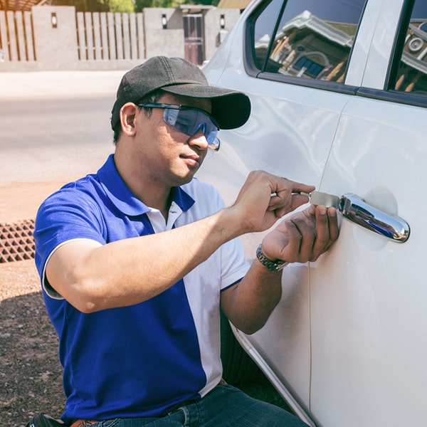 puedes contactar a la cerrajería de autos a través de nuestro número de teléfono o página web